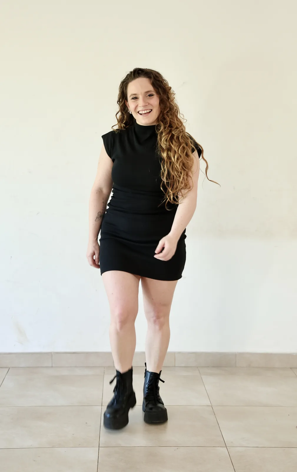 Julieta Raimundo, vestido negro, cuerpo entero
