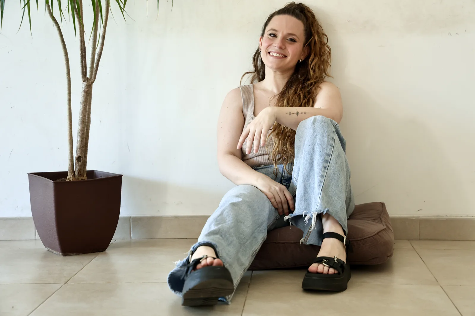Julieta Raimundo, sentada, retrato casual